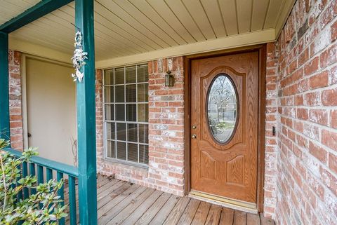 Single Family Residence in Shenandoah TX 527 Rosewood Drive 4.jpg