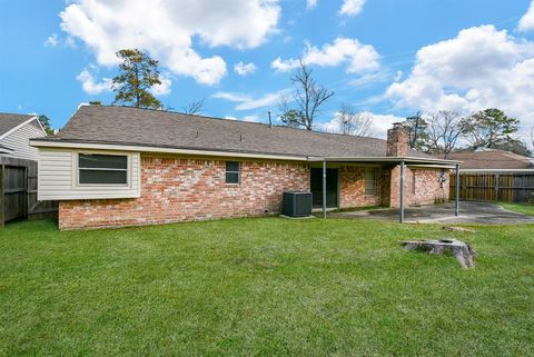 Single Family Residence in Shenandoah TX 527 Rosewood Drive 48.jpg