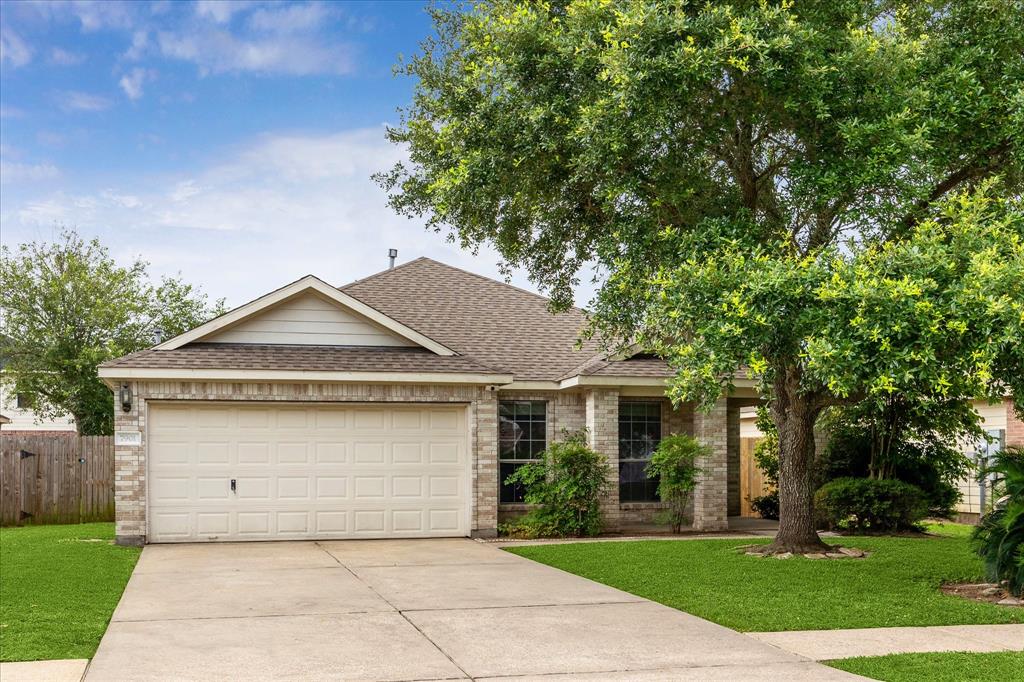 7901 Fallen Oak Lane, Texas City, Texas image 2
