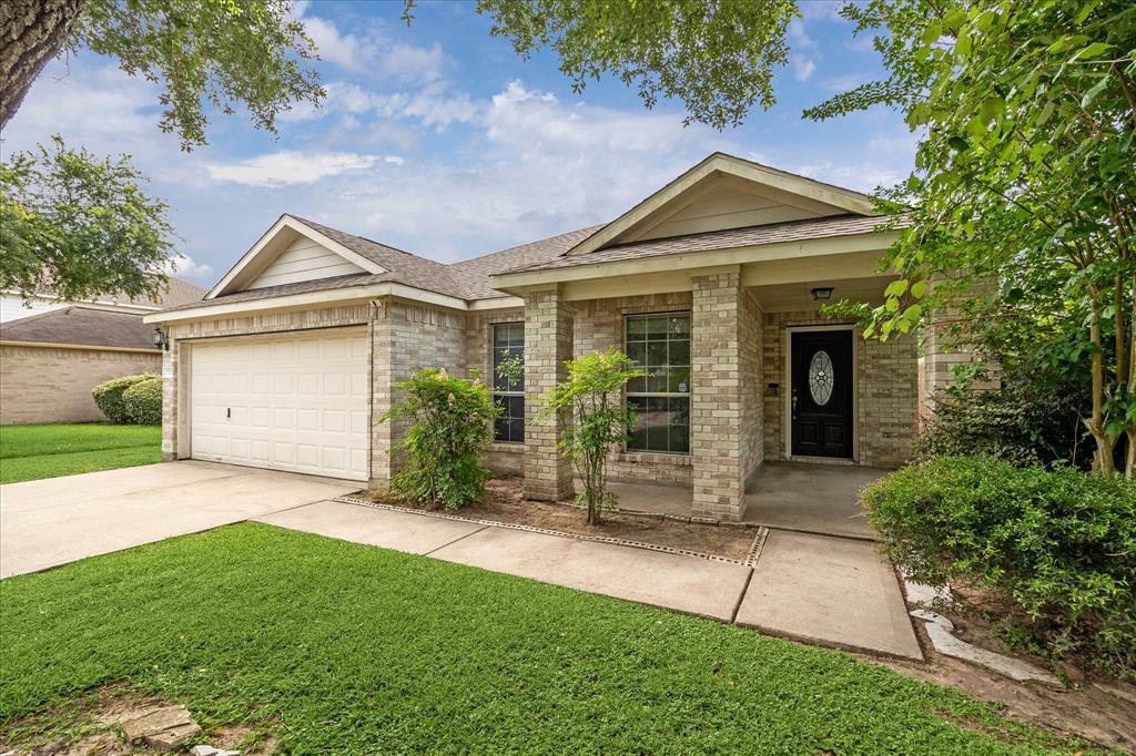 7901 Fallen Oak Lane, Texas City, Texas image 1