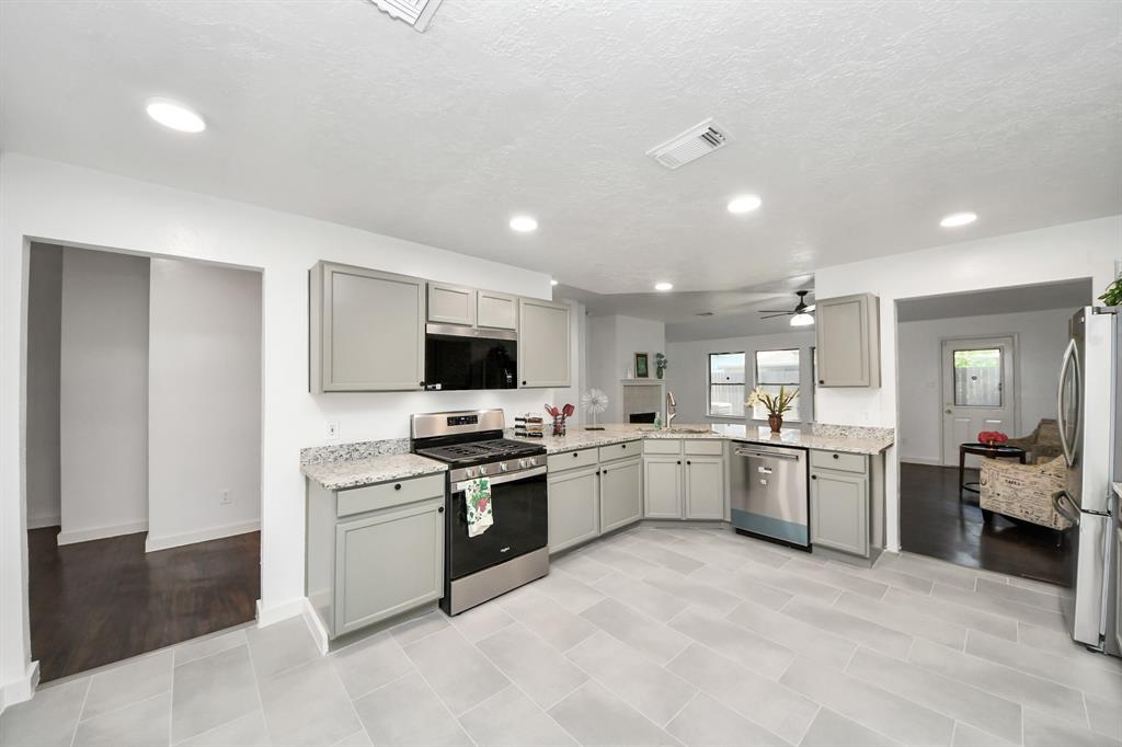 9223 Eaglewood Glen Trail, Houston, Texas image 10