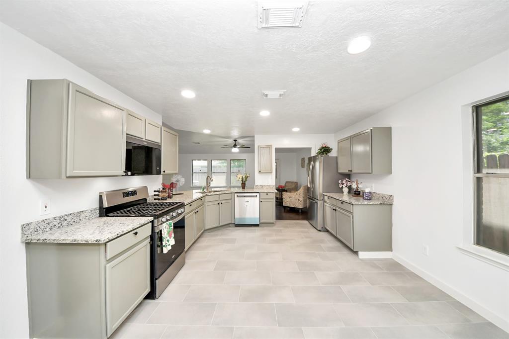 9223 Eaglewood Glen Trail, Houston, Texas image 11