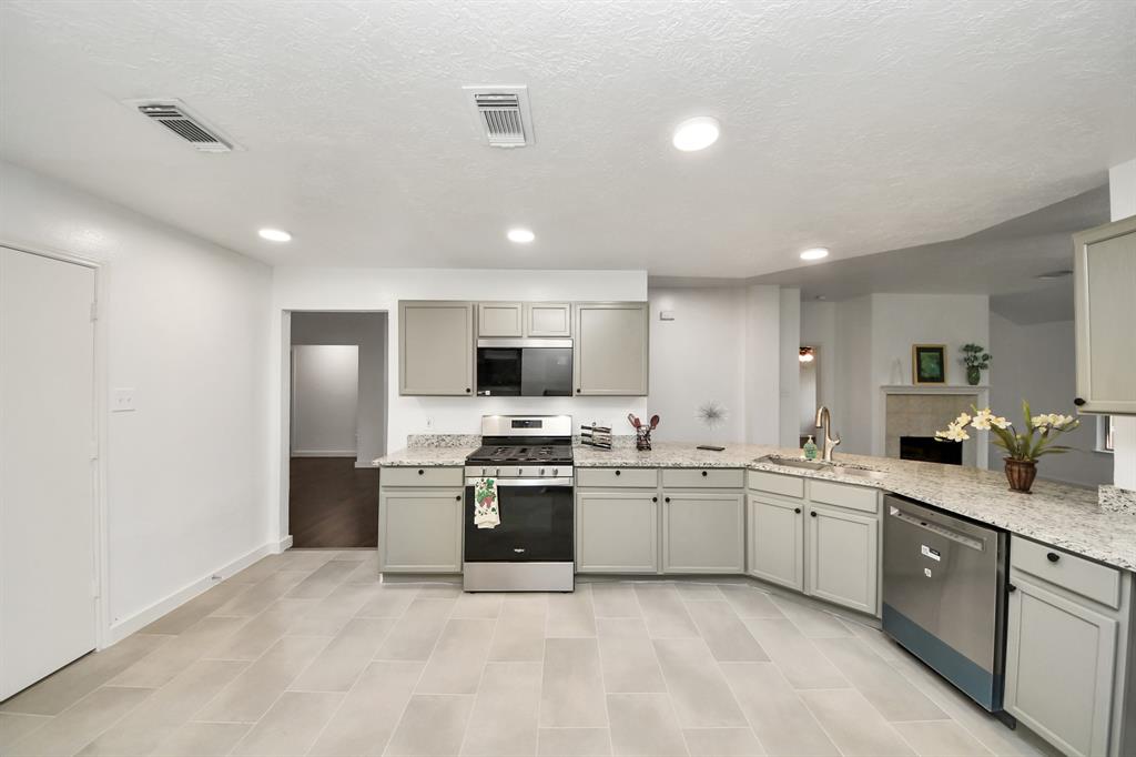 9223 Eaglewood Glen Trail, Houston, Texas image 6