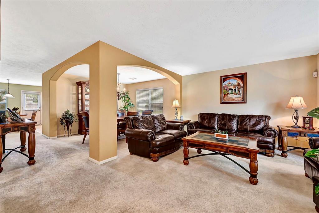 9002 S Ferndale Place Drive, Houston, Texas image 3
