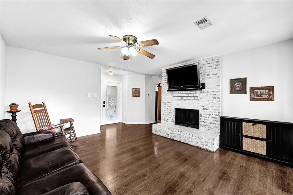 715 Regency Court, Friendswood, Texas image 4