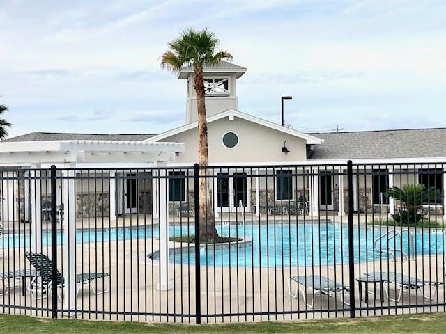 2702 Ballast Green Drive, Texas City, Texas image 2
