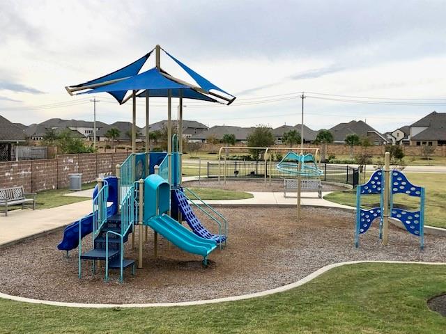 2702 Ballast Green Drive, Texas City, Texas image 13