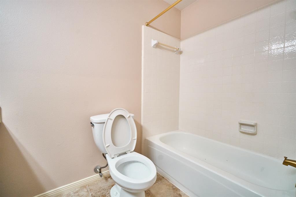 5022 Moss Run Drive, Missouri City, Texas image 15