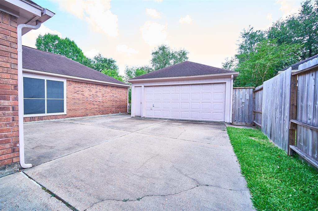 5022 Moss Run Drive, Missouri City, Texas image 25