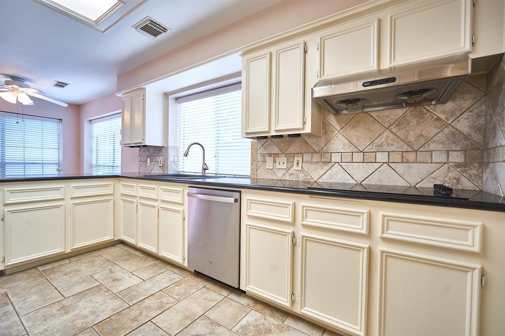 5022 Moss Run Drive, Missouri City, Texas image 11