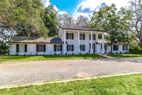 A home in Hallettsville