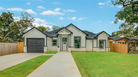 A home in Clute