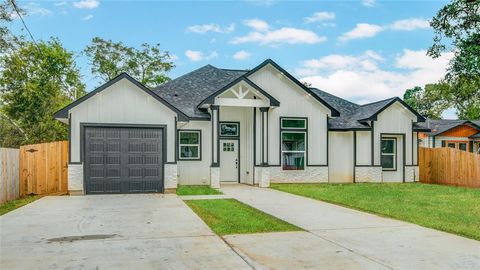 A home in Clute