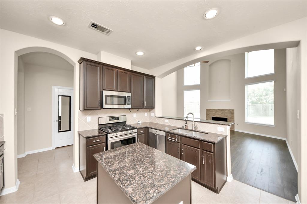 2304 Shadow Canyon Court, Pearland, Texas image 12