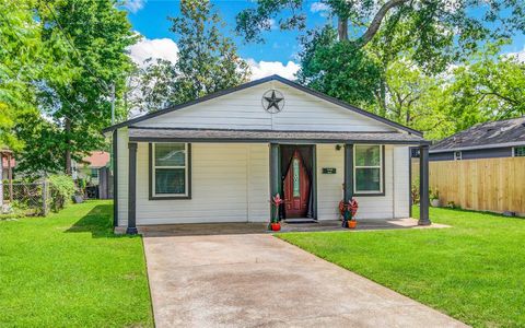 Single Family Residence in Clute TX 525 Montgomery Street.jpg