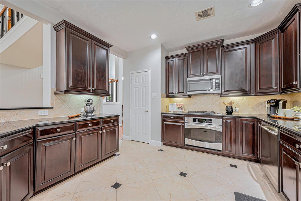 7518 Finn Way Drive, Humble, Texas image 9