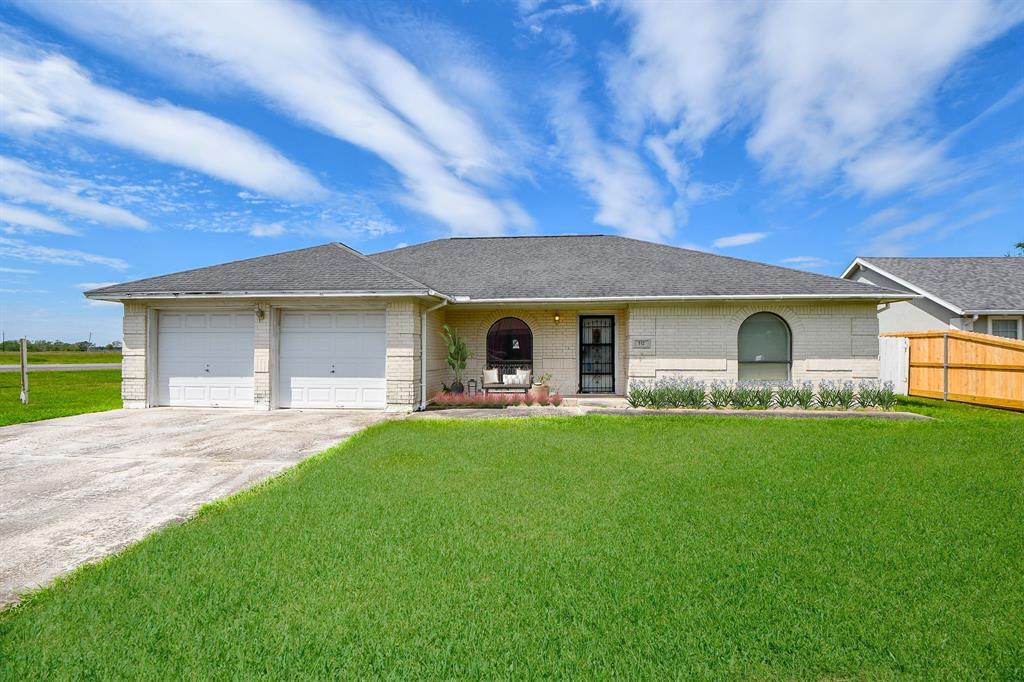 512 Town And Country Drive, El Campo, Texas image 1