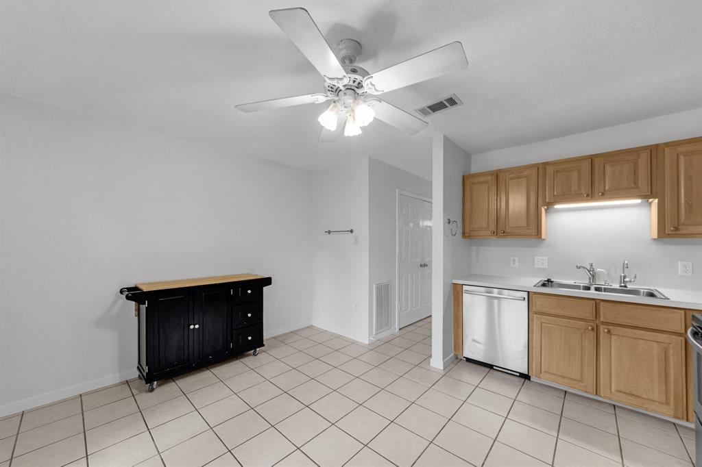 2521 Crosstimbers Street #A3, Huntsville, Texas image 9
