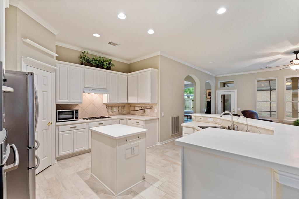 23 E Northcastle Circle, Conroe, Texas image 17