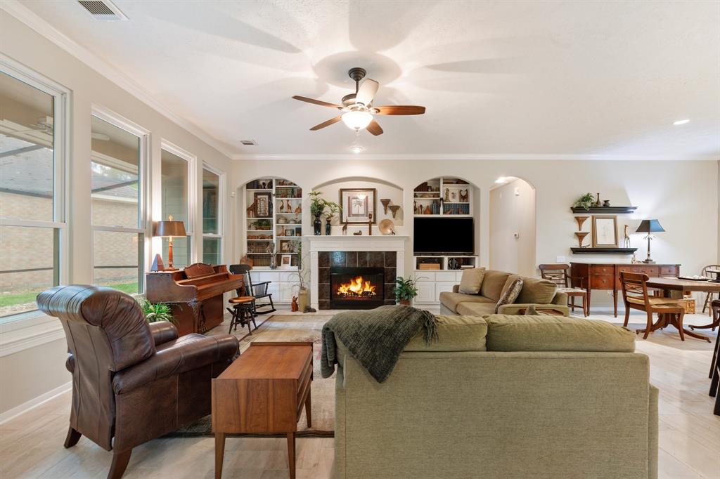 23 E Northcastle Circle, Conroe, Texas image 9