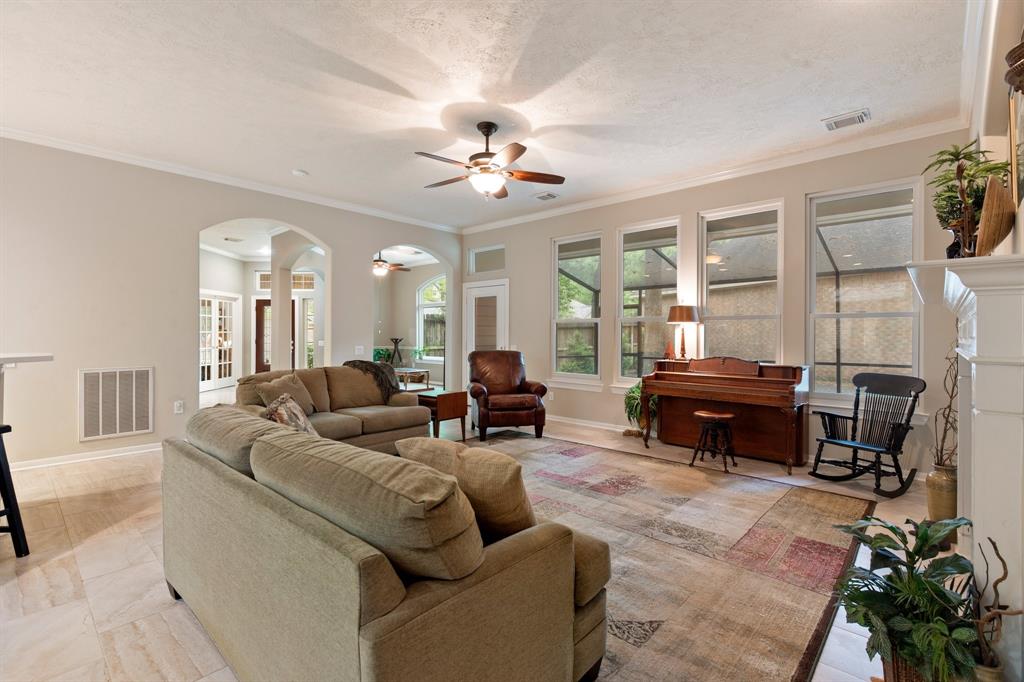 23 E Northcastle Circle, Conroe, Texas image 11