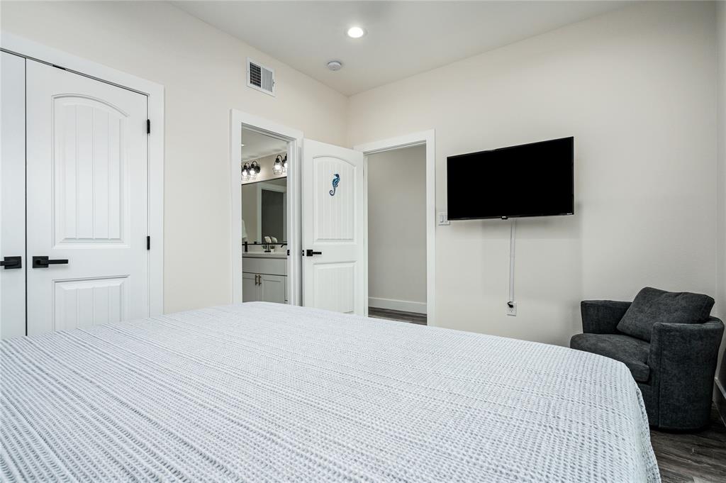 924 Melody Lane, Crystal Beach, Texas image 30