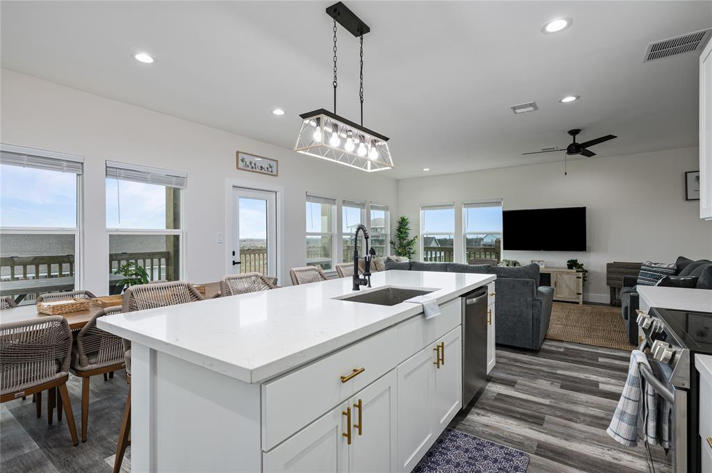 924 Melody Lane, Crystal Beach, Texas image 11