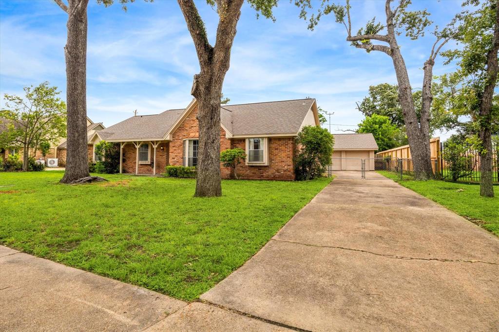 1327 Seaspray Court, Houston, Texas image 2