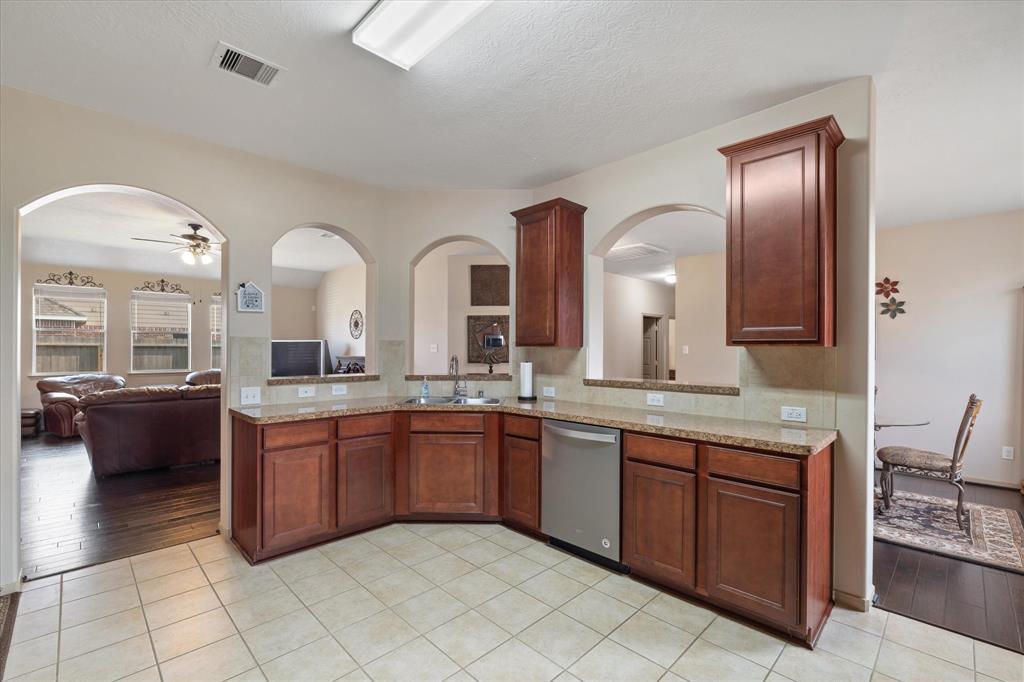 9707 Indian Trail, Baytown, Texas image 8
