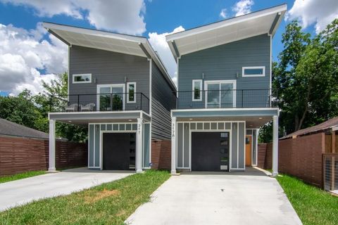 Photo of 317 E 35th Street, Houston, TX 77018 (MLS # 33691803)