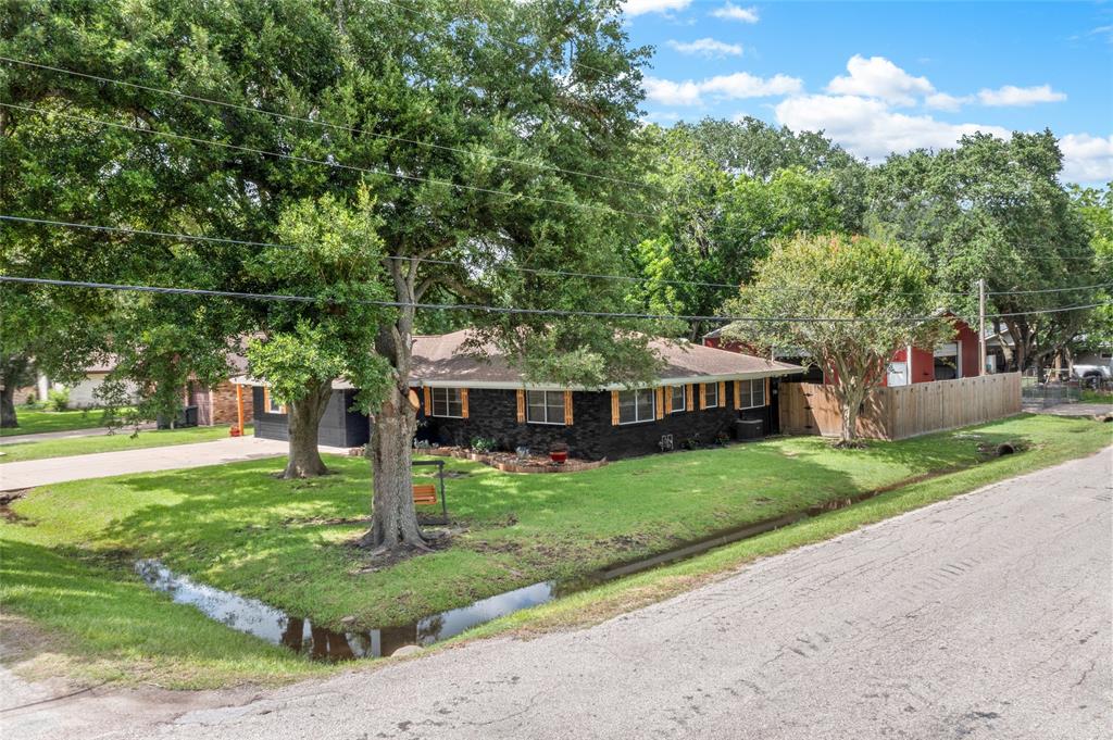 1531 Avenue D, Danbury, Texas image 5