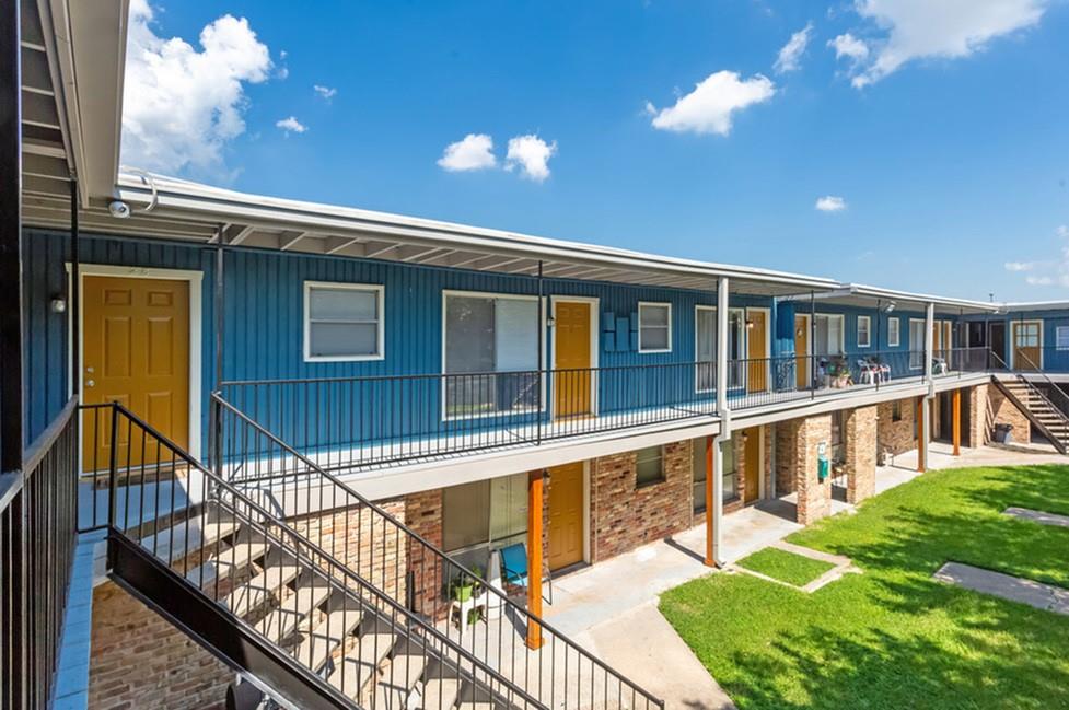 1305 Memorial Drive 06