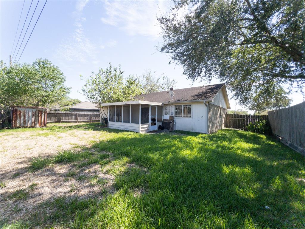 2907 Helmsley Drive, Pearland, Texas image 26