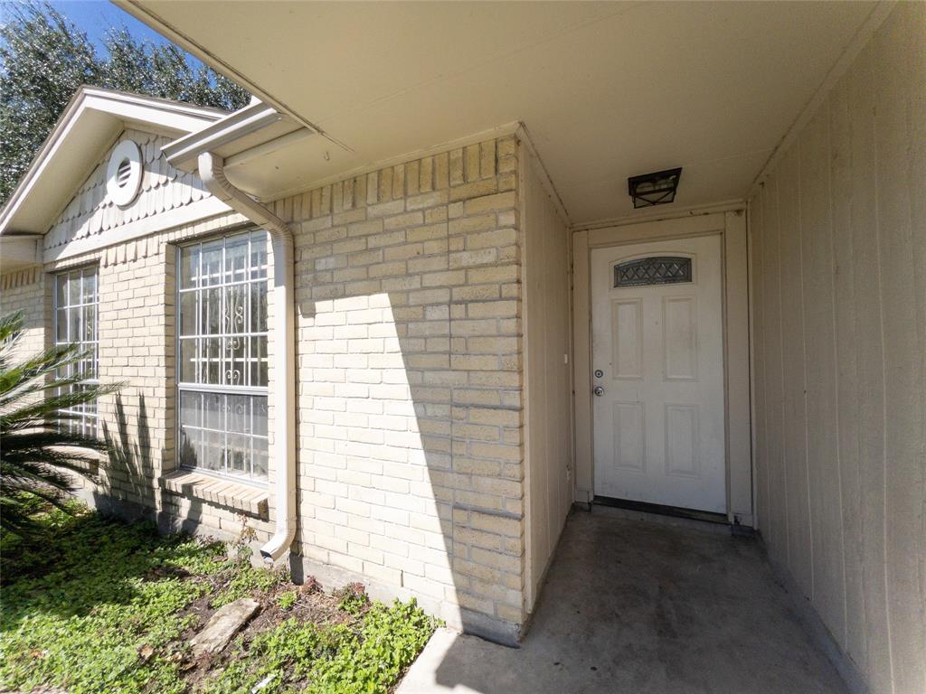 2907 Helmsley Drive, Pearland, Texas image 3