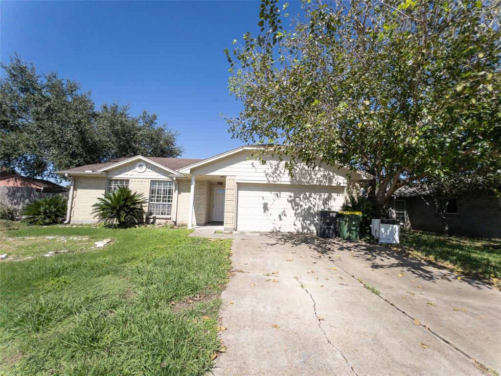 2907 Helmsley Drive, Pearland, Texas image 1