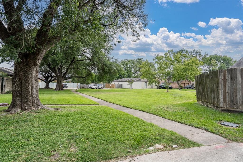 8660 Maplecrest Drive, Houston, Texas image 26