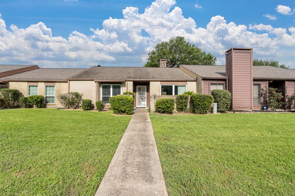 8660 Maplecrest Drive, Houston, Texas image 1