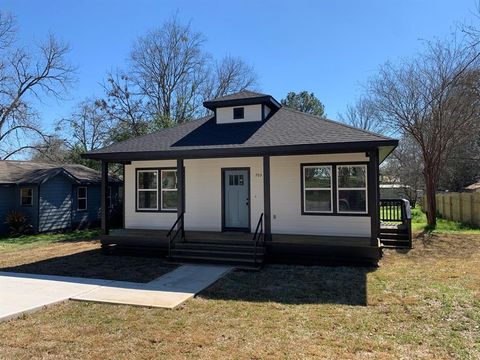 Photo of 512 W Jefferson Street St, Brenham, TX 77833 (MLS # 95180107) Photo of 512 W Jefferson Street St, Brenham, TX 77833 (MLS # 95180107)