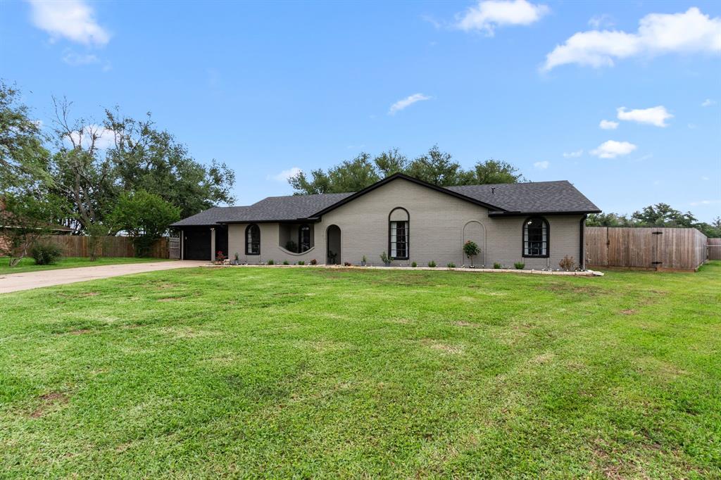 1453 Pin Oak Drive, Bellville, Texas image 27