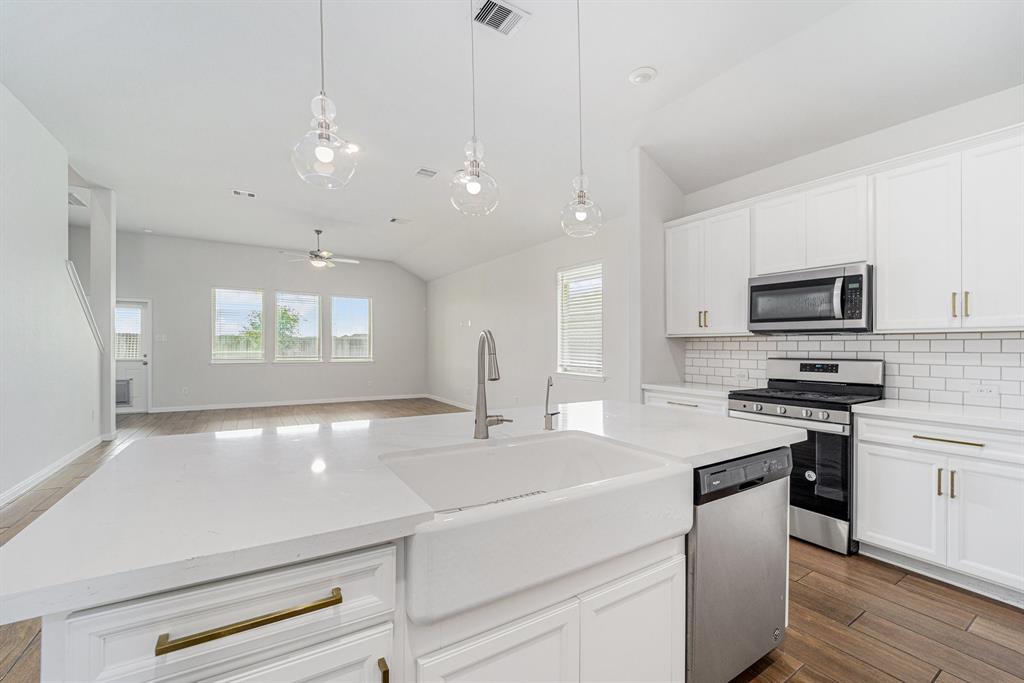 7714 Squall Lane, Baytown, Texas image 10