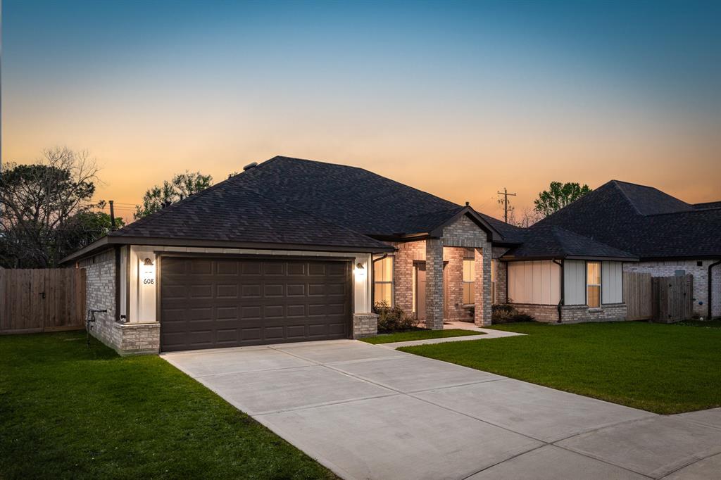 608 Greystone Lane, Angleton, Texas image 11