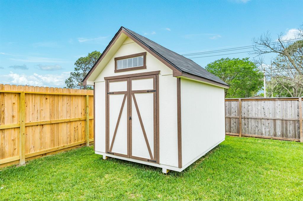 608 Greystone Lane, Angleton, Texas image 16