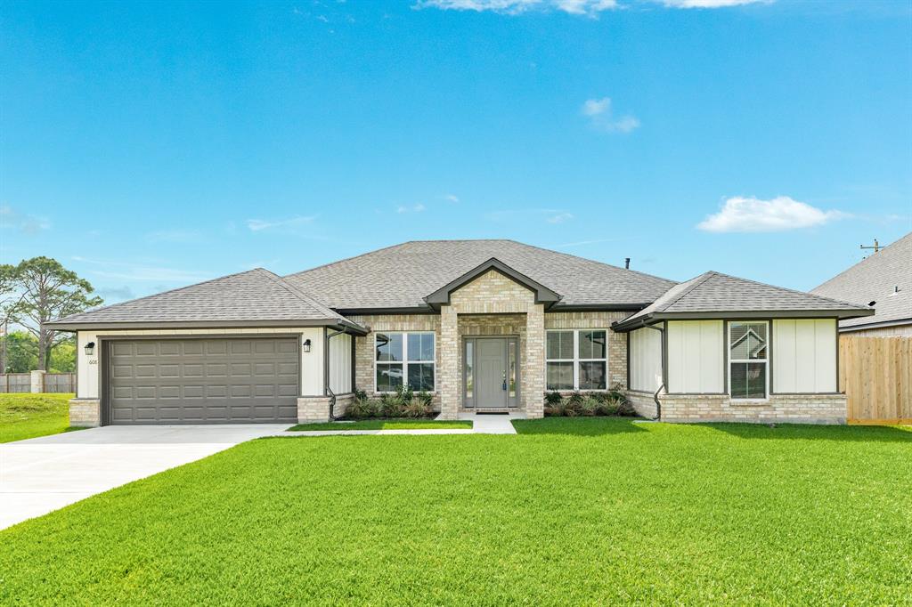 608 Greystone Lane, Angleton, Texas image 1