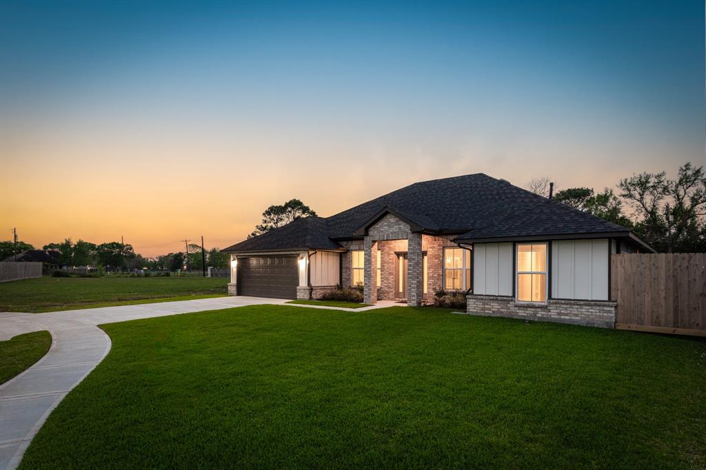 608 Greystone Lane, Angleton, Texas image 4