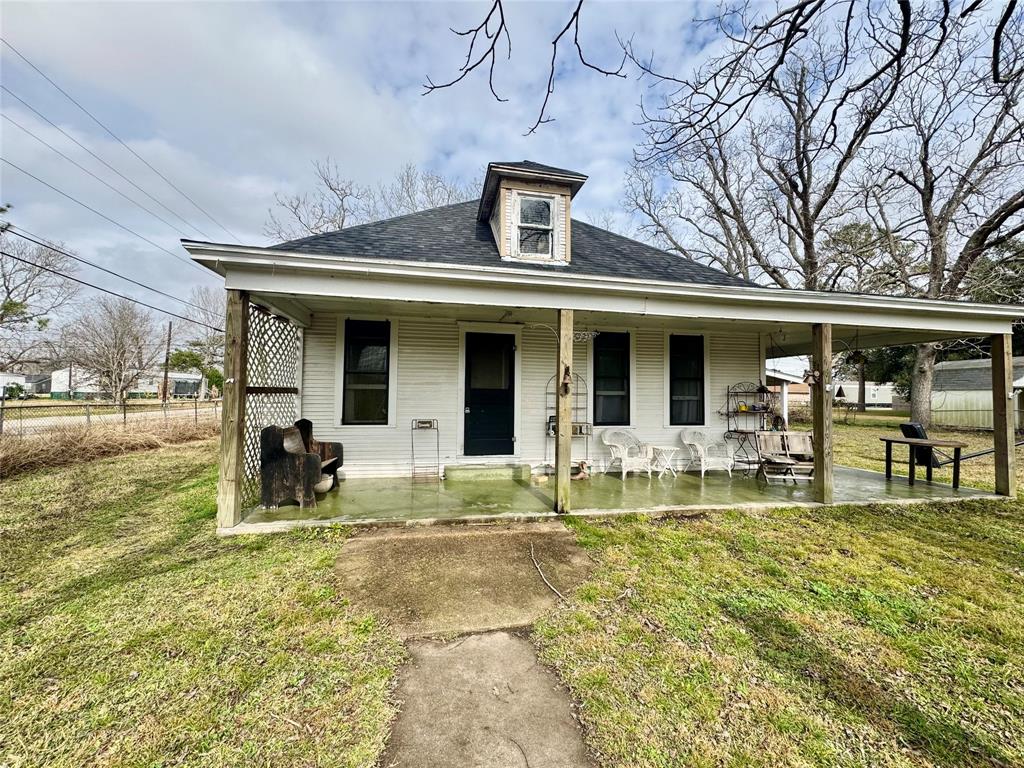 188 Elm Street, Blessing, Texas image 1