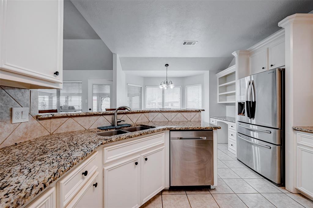 404 Piping Rock Drive, Huntsville, Texas image 10
