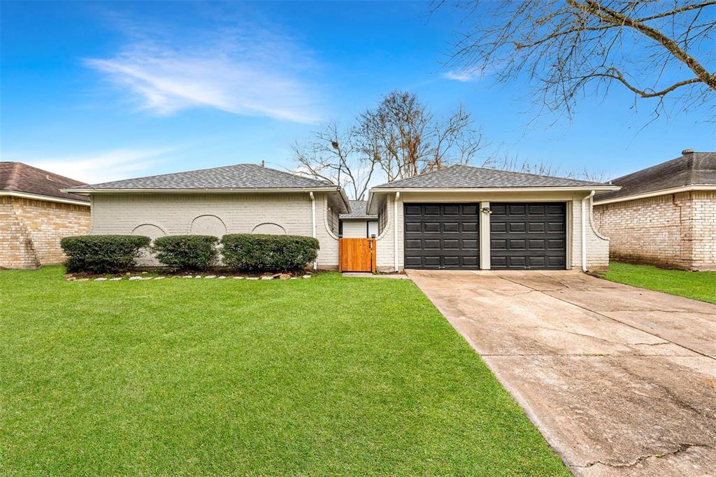 16307 Tibet Road, Friendswood, Texas image 1
