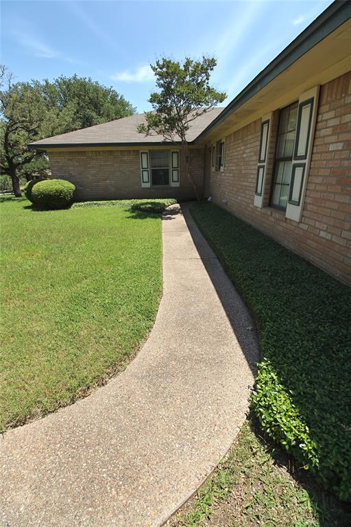 612 Regina Drive, Hewitt, Texas image 2
