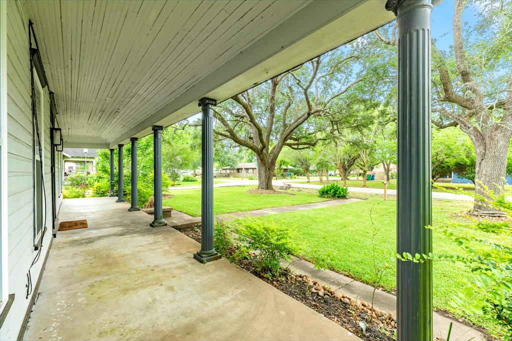336 N Rockisland Street, Angleton, Texas image 9