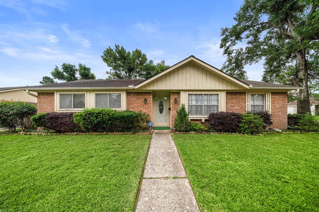 6135 Spruce Forest Drive, Houston, Texas image 1